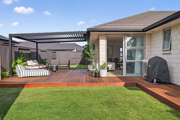 Photo of property in 33 Te Kio Crescent, Papamoa Beach, Papamoa, 3118