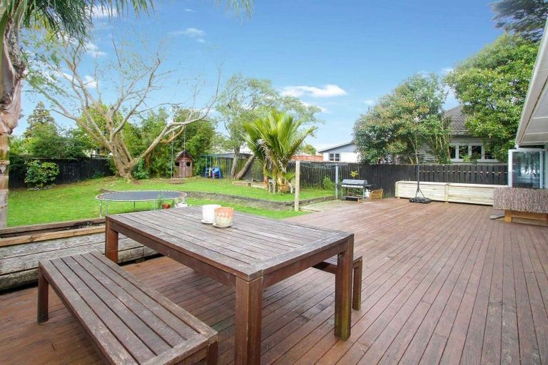Photo of property in 96 Millbrook Road, Sunnyvale, Auckland, 0612
