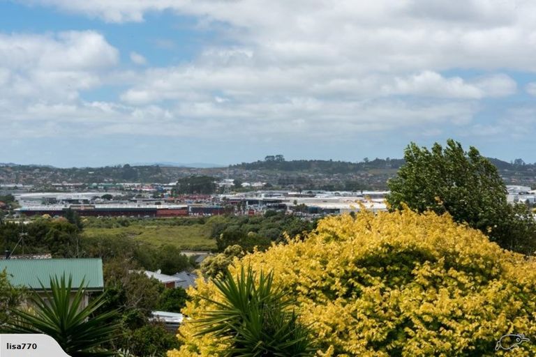 Photo of property in 15 Ellesmere Crescent, Pakuranga Heights, Auckland, 2010