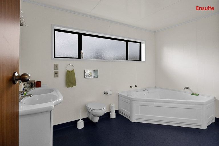 Photo of property in 20 Chartwell Drive, Eltham, 4322