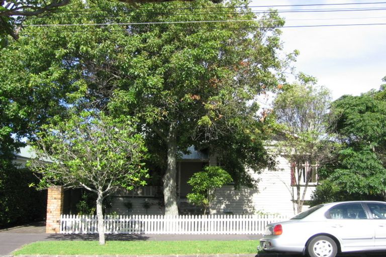 Photo of property in 2/4 Summer Street, Stanley Point, Auckland, 0624