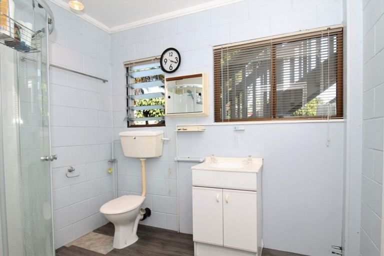 Photo of property in 28 Gibbons Road, Weymouth, Auckland, 2103