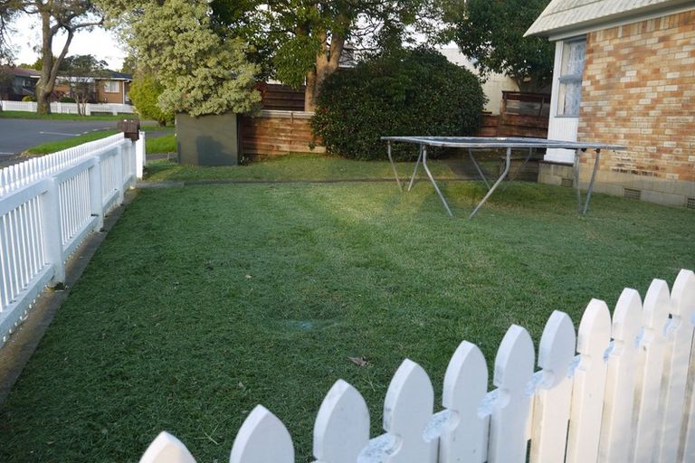 Photo of property in 1/11 Ballater Place, Highland Park, Auckland, 2010