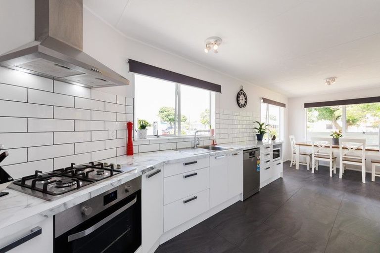 Photo of property in 3 Forbes Place, Kelvin Grove, Palmerston North, 4414