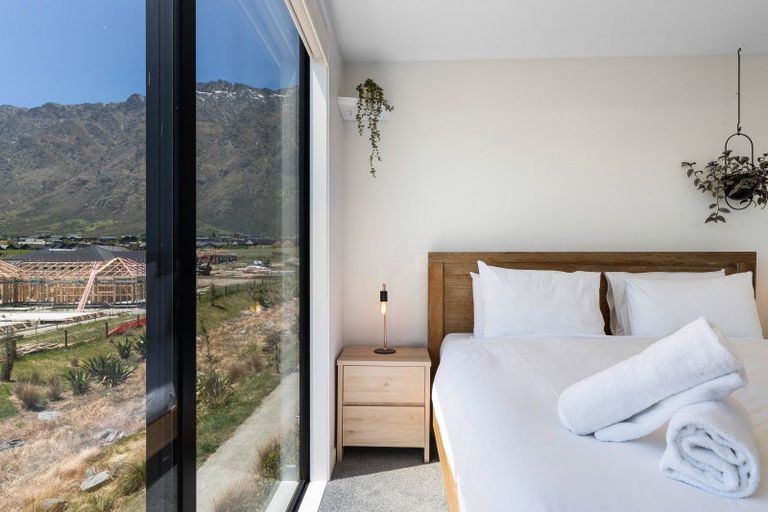 Photo of property in 10 Chapman Way, Jacks Point, 9371