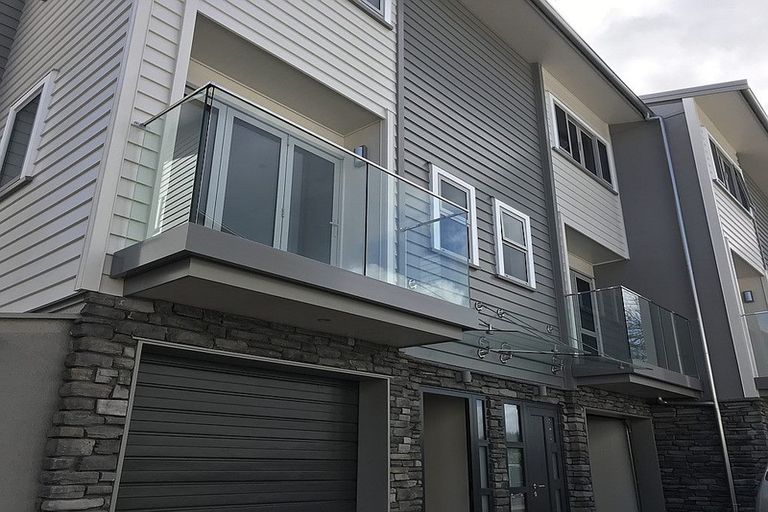 Photo of property in 10/13 Kaihu Street, Northcote, Auckland, 0627