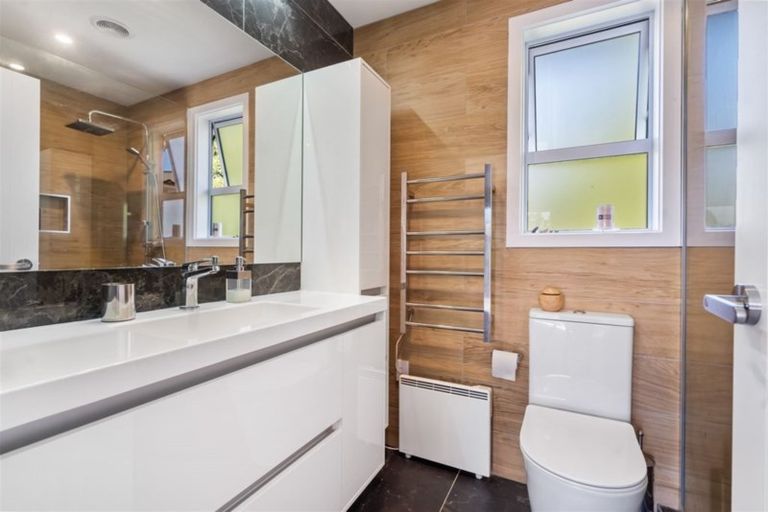 Photo of property in 2/9 Folkestone Street, Murrays Bay, Auckland, 0630