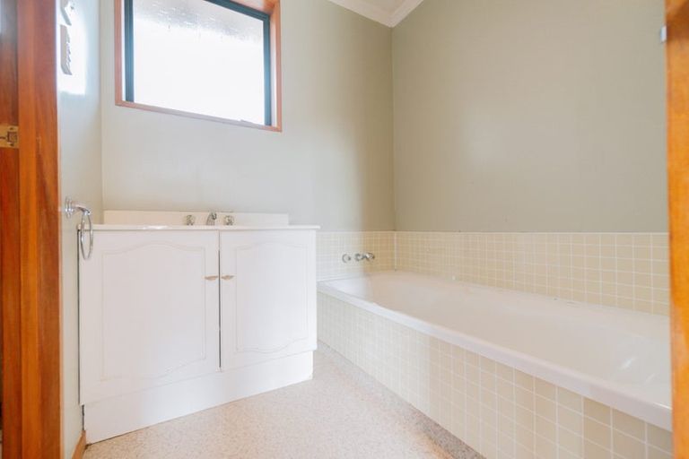 Photo of property in 2 Raeburn Place, Gore, 9710