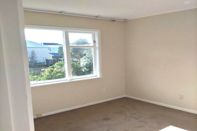 Photo of property in 2/139 Queens Drive, Lyall Bay, Wellington, 6022