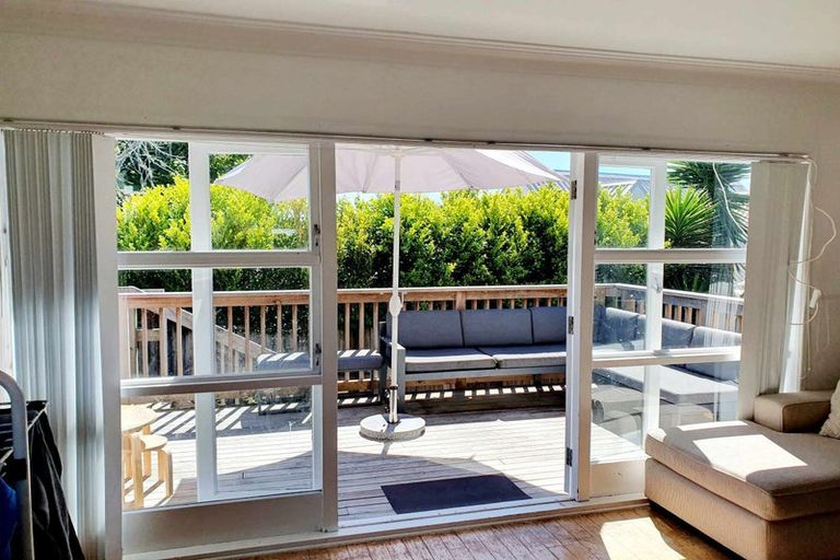 Photo of property in 8 Aplin Place, Birkdale, Auckland, 0626