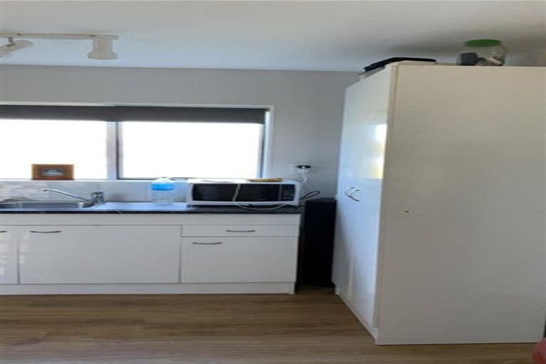 Photo of property in 7 Hueglow Rise, West Harbour, Auckland, 0618