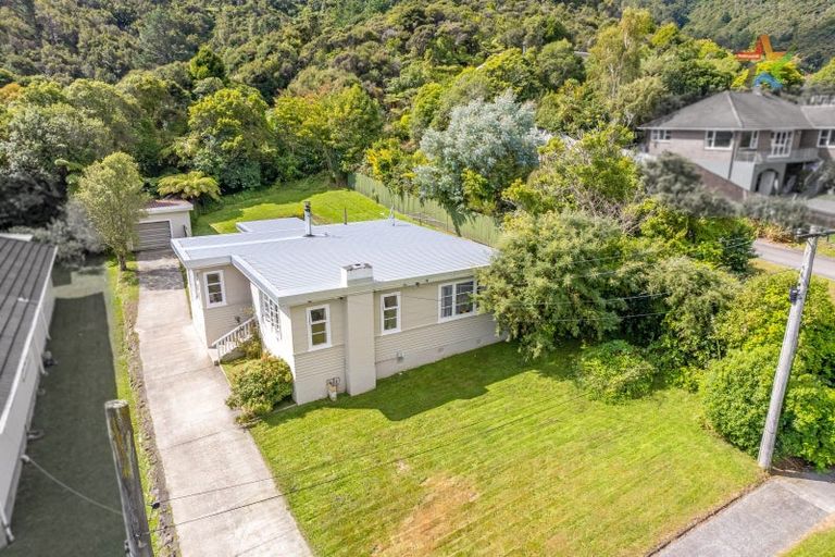 Photo of property in 77 Horoeka Street, Stokes Valley, Lower Hutt, 5019