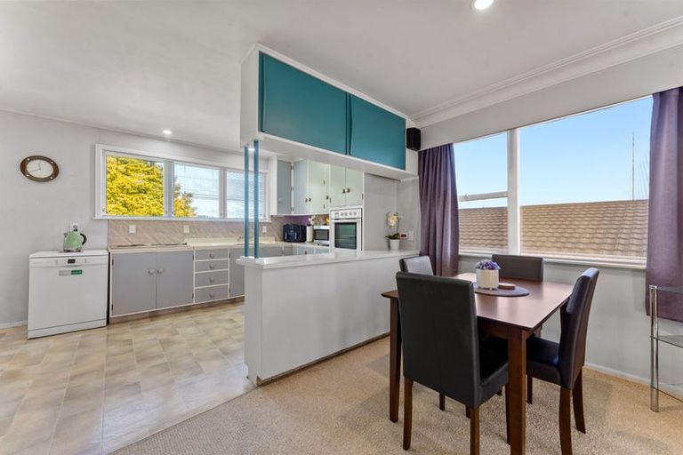 Photo of property in 34 Blakeborough Drive, Forrest Hill, Auckland, 0620