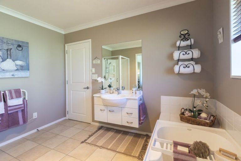 Photo of property in 10 Willowview Drive, Redwood, Christchurch, 8051