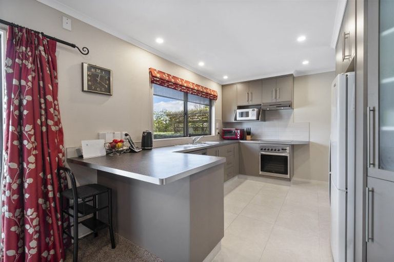 Photo of property in 11 Silkwood Place, Fitzherbert, Palmerston North, 4410