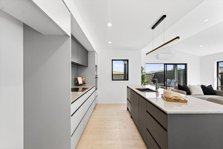 Photo of property in 14 Annie Aranui Drive, Poraiti, 4182