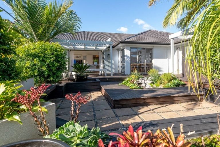 Photo of property in 35 John Brooke Crescent, East Tamaki Heights, Auckland, 2016