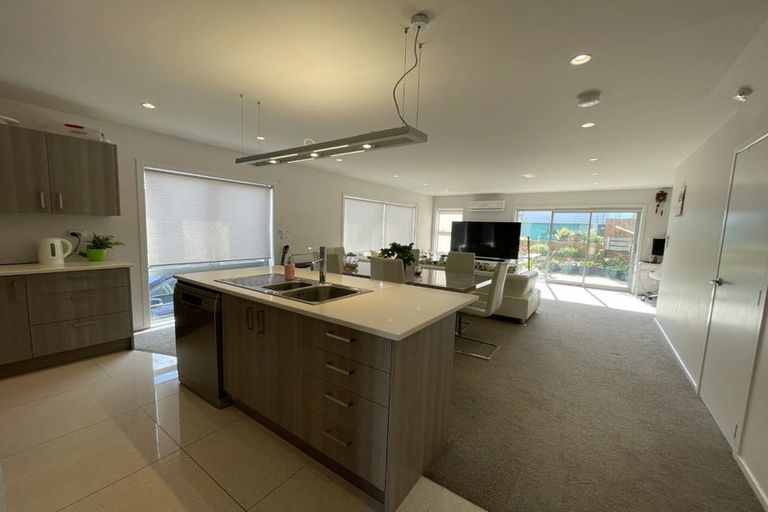 Photo of property in 2/61 Black Rock Road, Newlands, Wellington, 6037