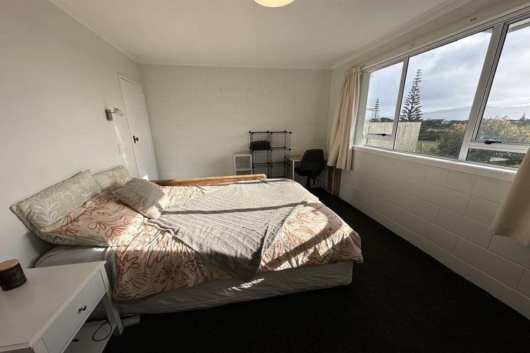 Photo of property in 16 Queens Road, Waikanae Beach, Waikanae, 5036