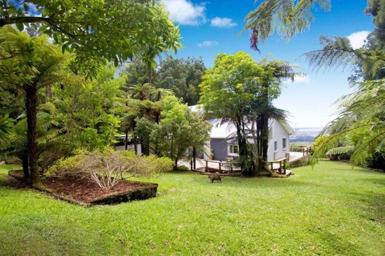 Photo of property in 553 Scenic Drive, Waiatarua, Auckland, 0612