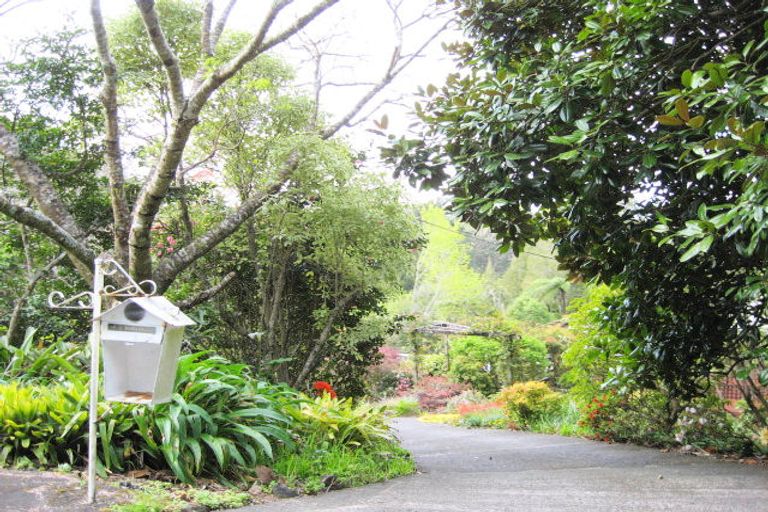 Photo of property in 19 Raroa Terrace, Waiatarua, Auckland, 0604