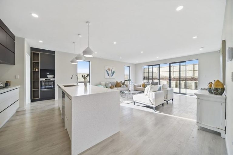 Photo of property in 73 Hayfield Way, Karaka, Papakura, 2113