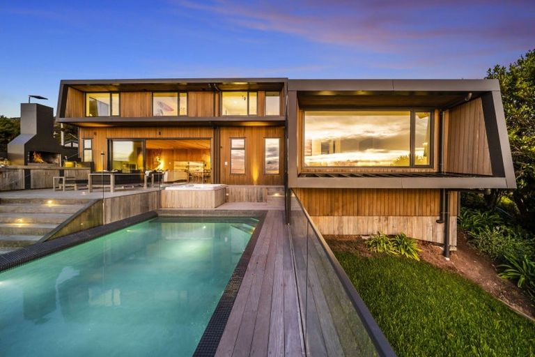 Photo of property in 81 Piha Road, Piha, New Lynn, 0772