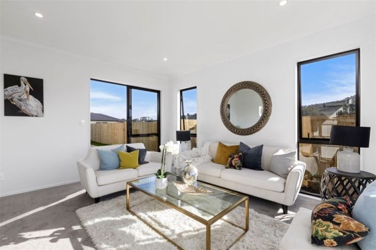 Photo of property in 11 Len Ireland Drive, Kumeu, 0810