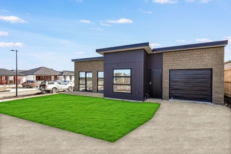 Photo of property in 73 Waruhia Crescent, Rototuna North, 3281