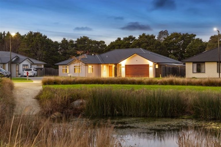 Photo of property in 21 Kahika Grove, Huapai, Kumeu, 0810