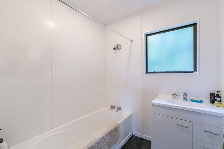 Photo of property in 14 Arde Place, Massey, Auckland, 0614