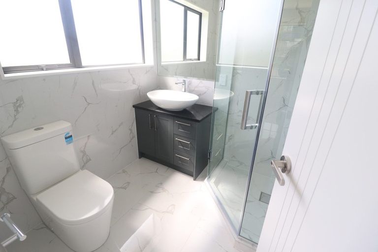 Photo of property in 6c St Catherine Crescent, West Harbour, Auckland, 0618