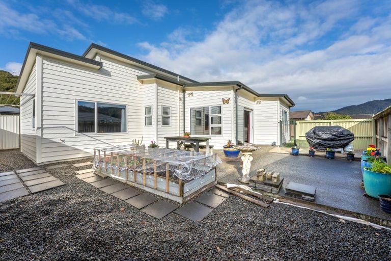 Photo of property in 14 Sun Valley Way, Wainuiomata, Lower Hutt, 5014