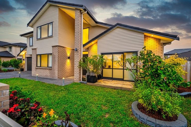 Photo of property in 118a Gracechurch Drive, Flat Bush, Auckland, 2016