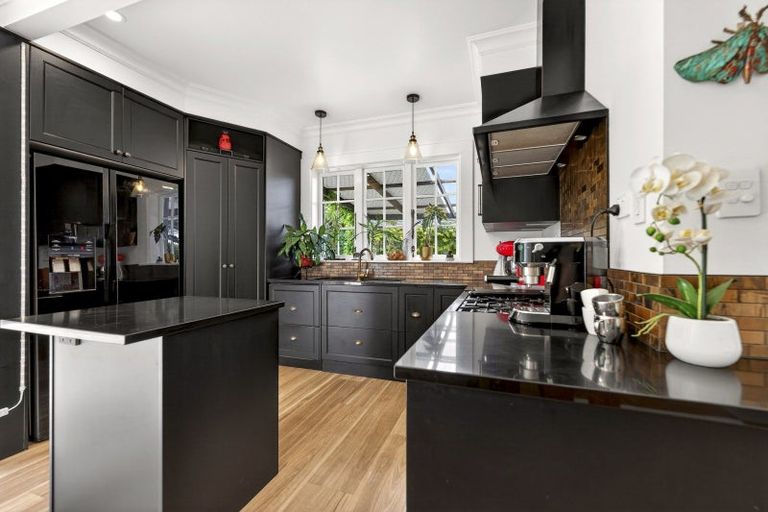 Photo of property in 77 Pahiatua Street, Hokowhitu, Palmerston North, 4410