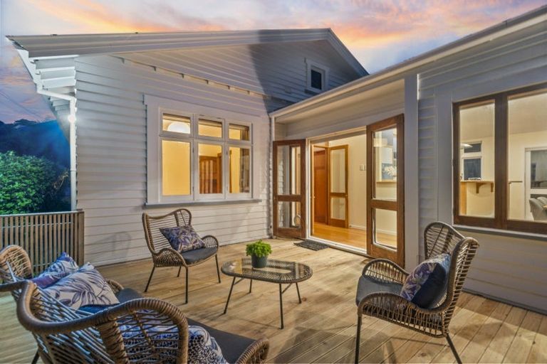 Photo of property in 22 Homewood Crescent, Karori, Wellington, 6012