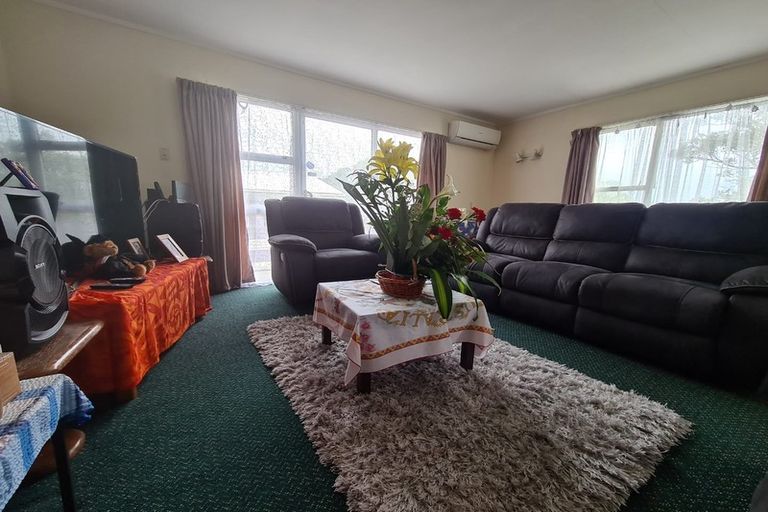 Photo of property in 77 Stewart Drive, Newlands, Wellington, 6037