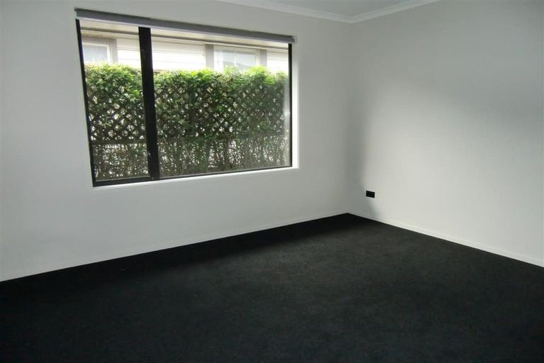 Photo of property in 28 Queens Road, Glen Avon, New Plymouth, 4312