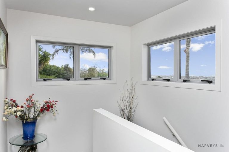 Photo of property in 11 Deane Avenue, Titirangi, Auckland, 0604