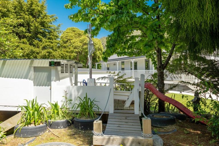 Photo of property in 32 Main Road, Havelock, 7100