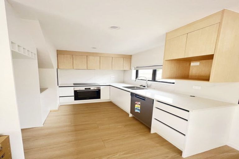 Photo of property in 9b Ussher Place, Pakuranga Heights, Auckland, 2010