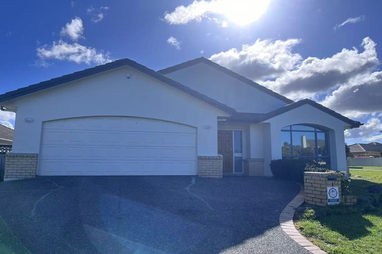 Photo of property in 1 Claremont Way, East Tamaki Heights, Auckland, 2016