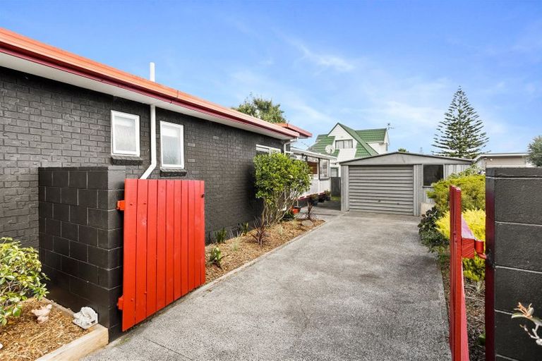 Photo of property in 42 Yeovil Road, Te Atatu Peninsula, Auckland, 0610