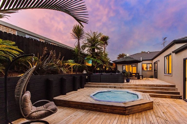 Photo of property in 13 Berkshire Terrace, Massey, Auckland, 0614