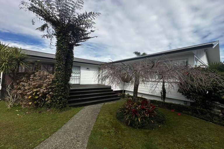 Photo of property in 120 Ennis Avenue, Pakuranga Heights, Auckland, 2010