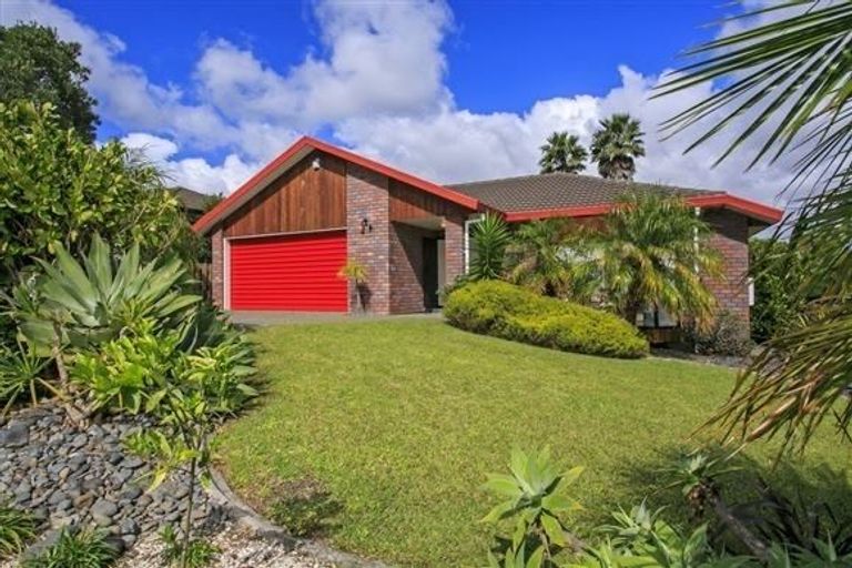Photo of property in 24 Chedworth Drive, Glenfield, Auckland, 0629