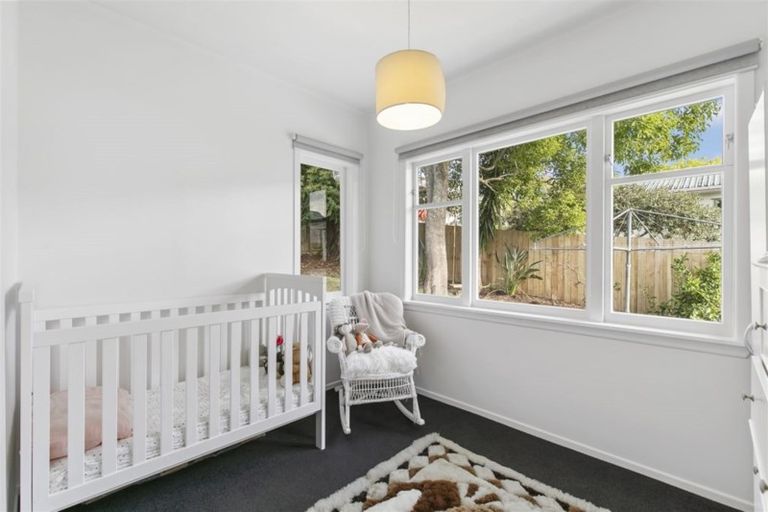 Photo of property in 1/300 Glenfield Road, Glenfield, Auckland, 0629