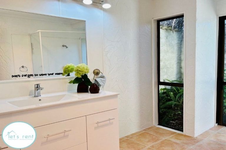 Photo of property in 11 Walter Strevens Drive, Conifer Grove, Takanini, 2112