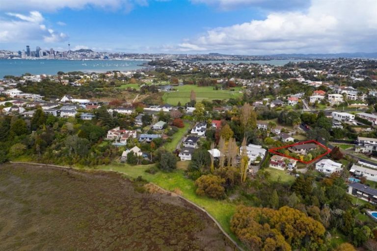 Photo of property in 42 Deuxberry Avenue, Northcote, Auckland, 0627