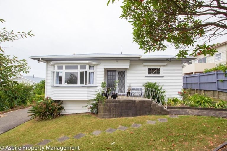 Photo of property in 21 Pupuke Road, Birkenhead, Auckland, 0627